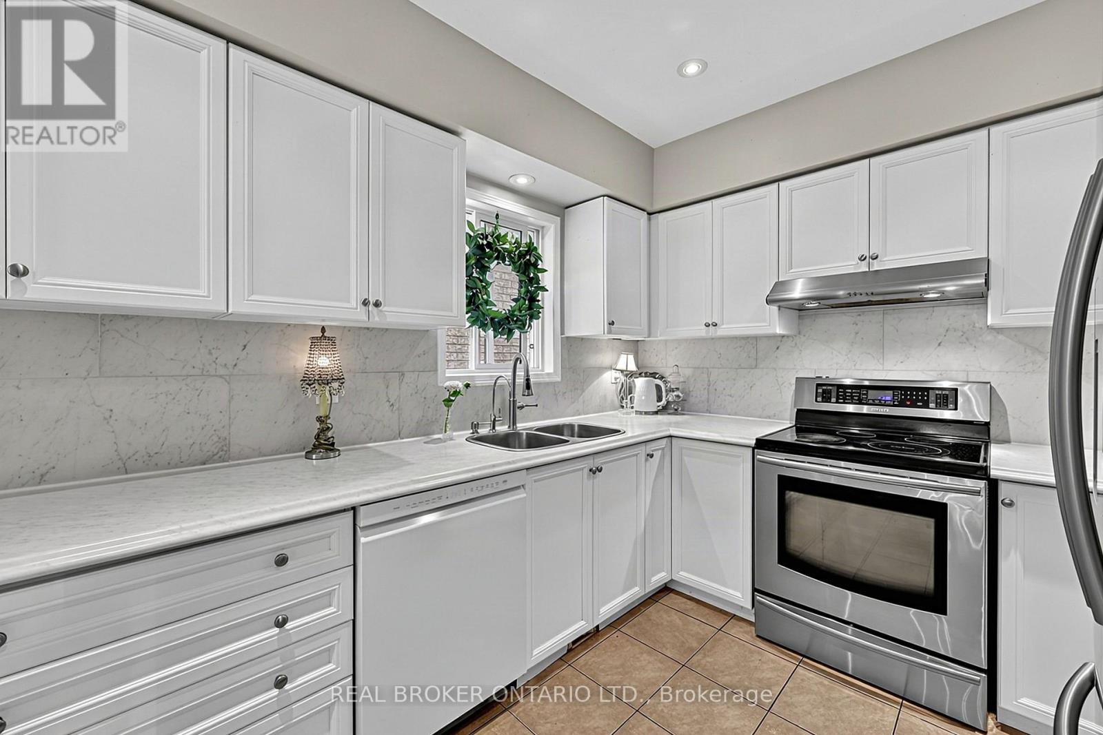408 FLANAGAN COURT, Newmarket (Summerhill Estates) — photo 6