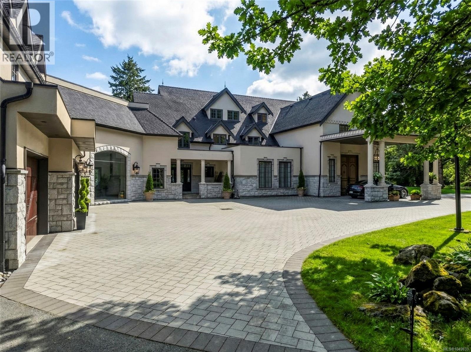 1708 Woodsend Dr, Saanich