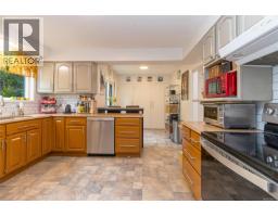 644 Fernhill Rd, Esquimalt, BC V9A4Y9 Photo 18