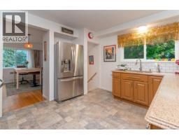 644 Fernhill Rd, Esquimalt, BC V9A4Y9 Photo 19