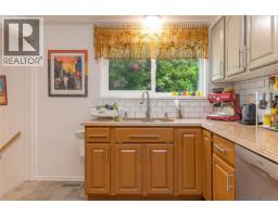 644 Fernhill Rd, Esquimalt, BC V9A4Y9 Photo 21