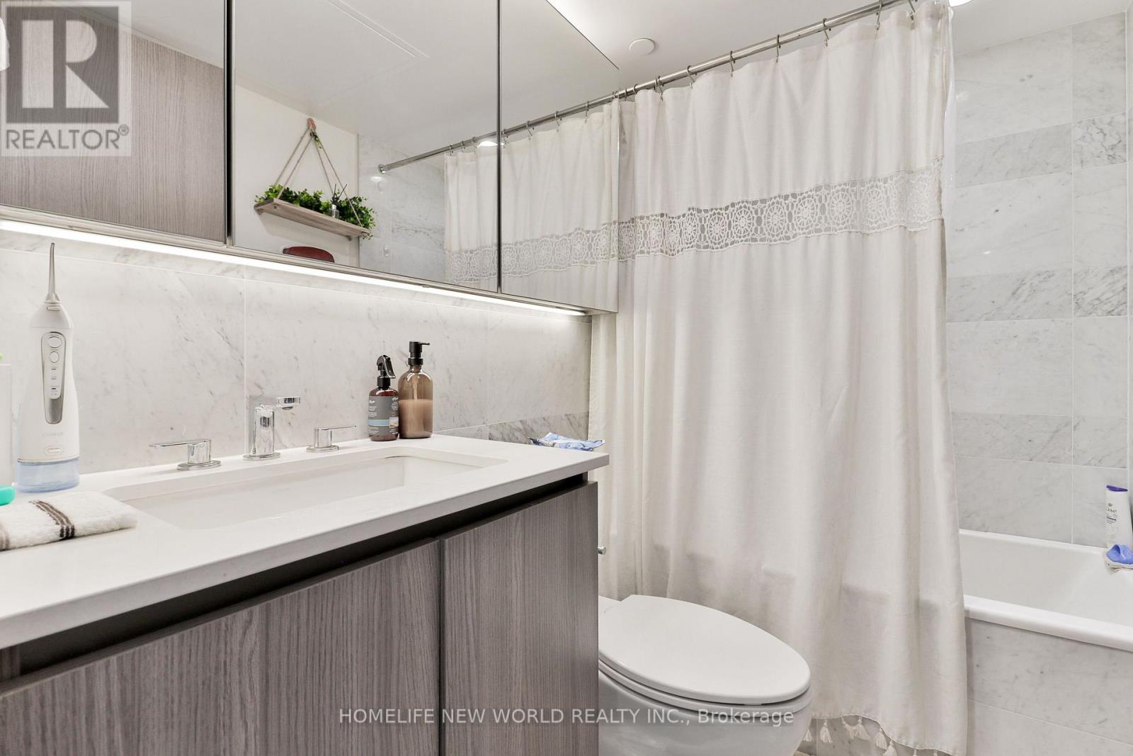 #812 17 BATHURST STREET - 11