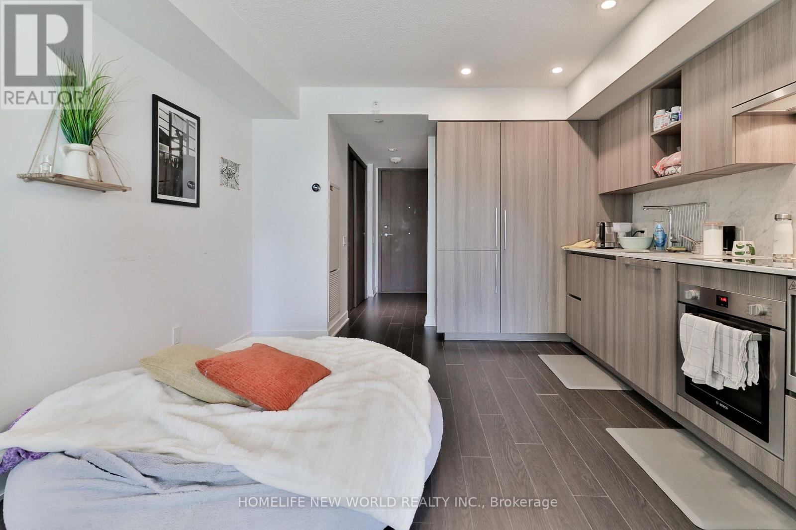 #812 17 BATHURST STREET - 12