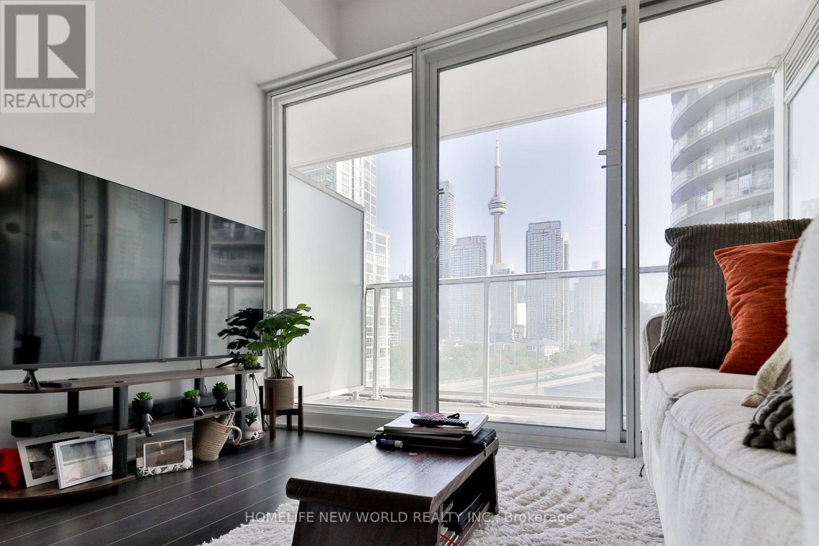 Photo of 812 - 17 BATHURST STREET