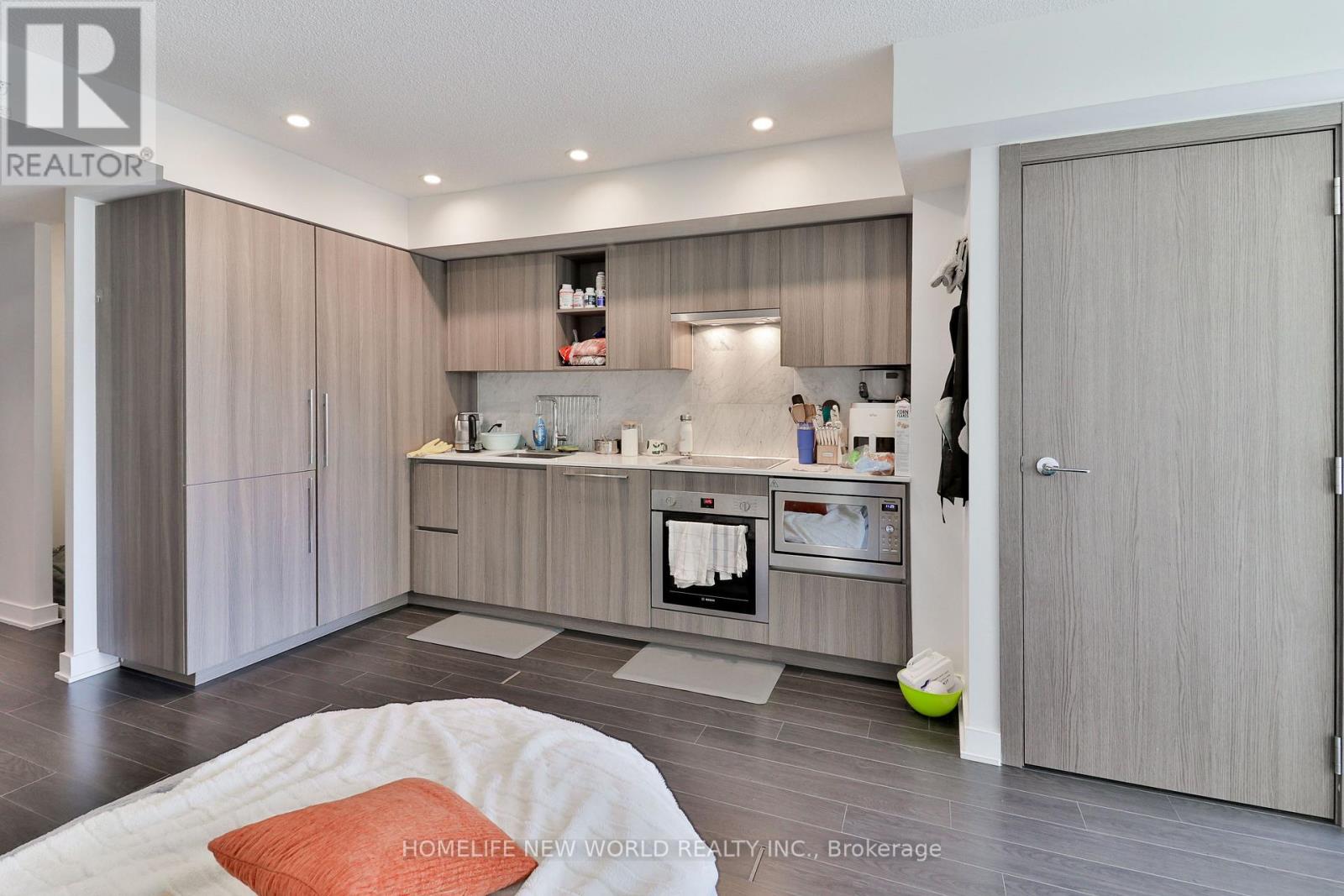 Photo of 812 - 17 BATHURST STREET