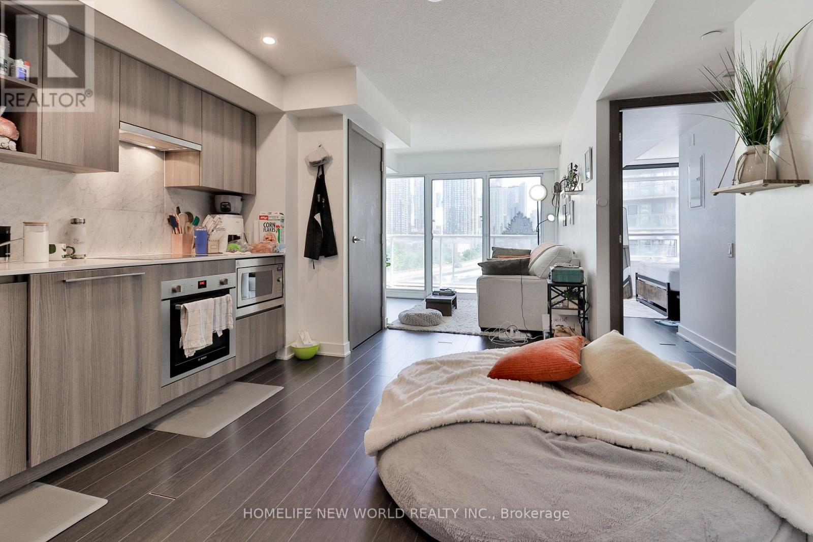 Photo of 812 - 17 BATHURST STREET