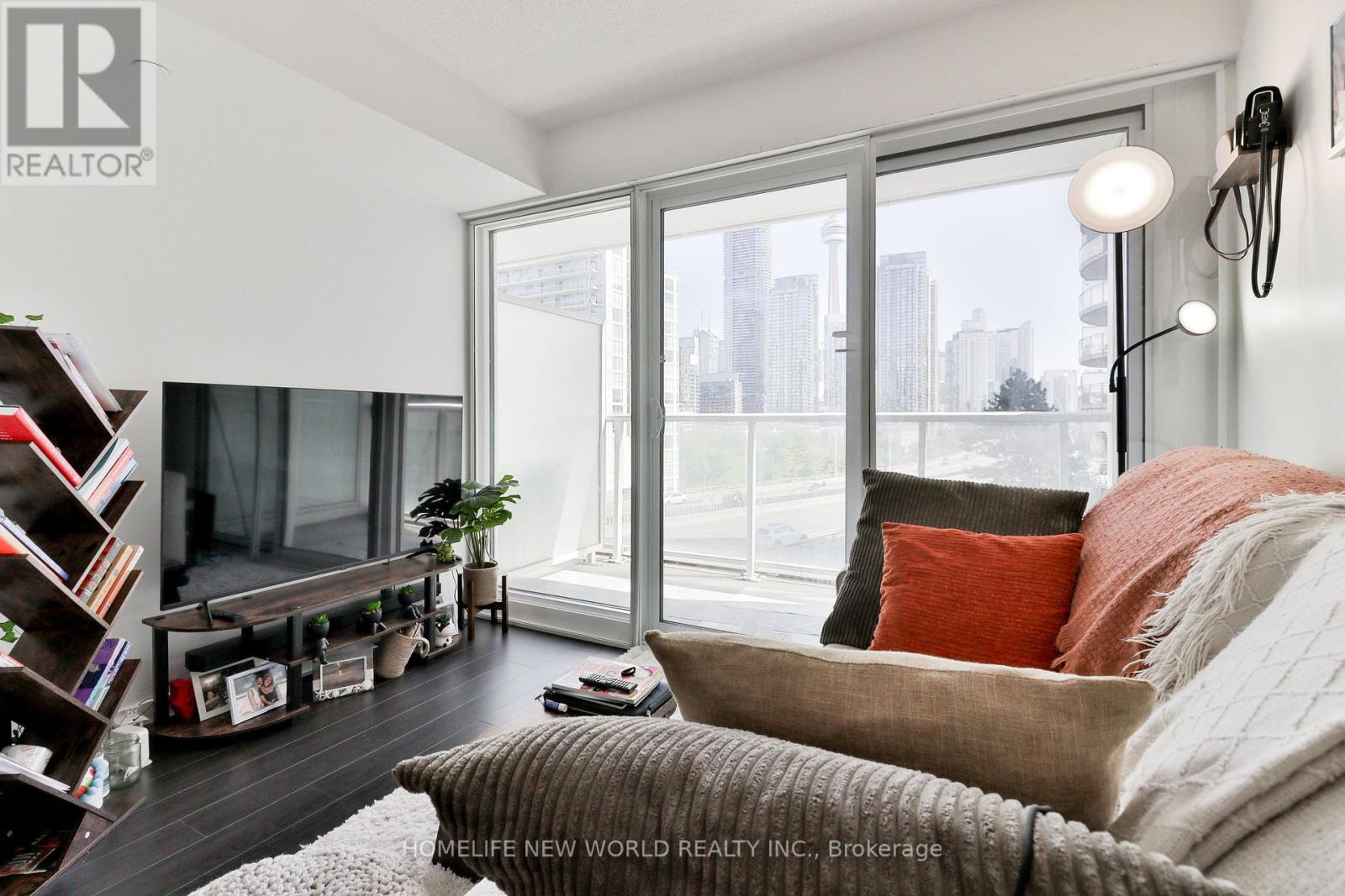 Photo of 812 - 17 BATHURST STREET