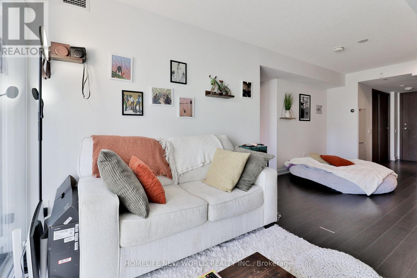 Photo of 812 - 17 BATHURST STREET