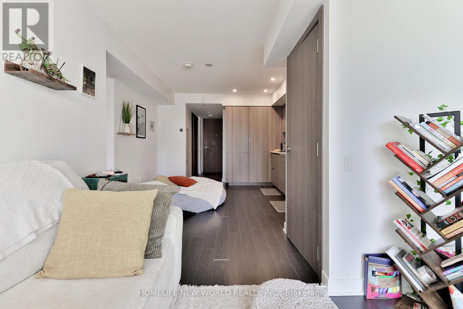 Photo of 812 - 17 BATHURST STREET