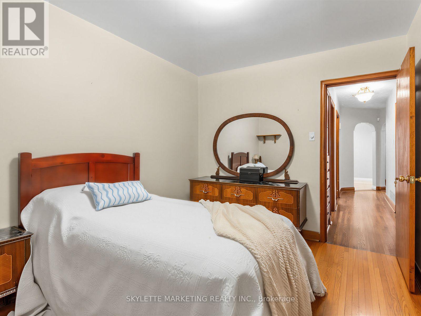 14 BARDWELL CRESCENT - 21