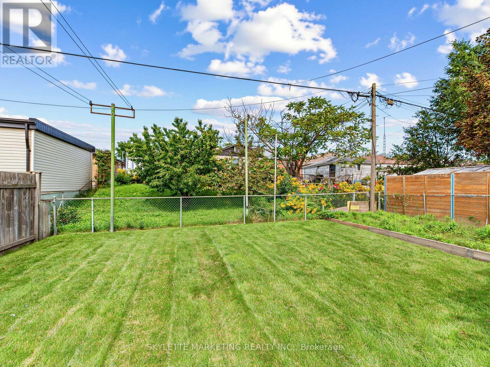 14 BARDWELL CRESCENT - 33