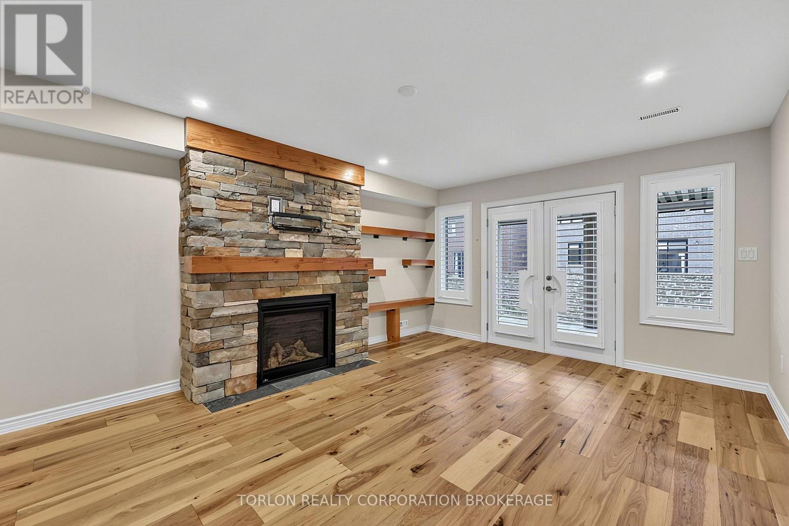 #4 76 SUMMERHILL DRIVE - 33