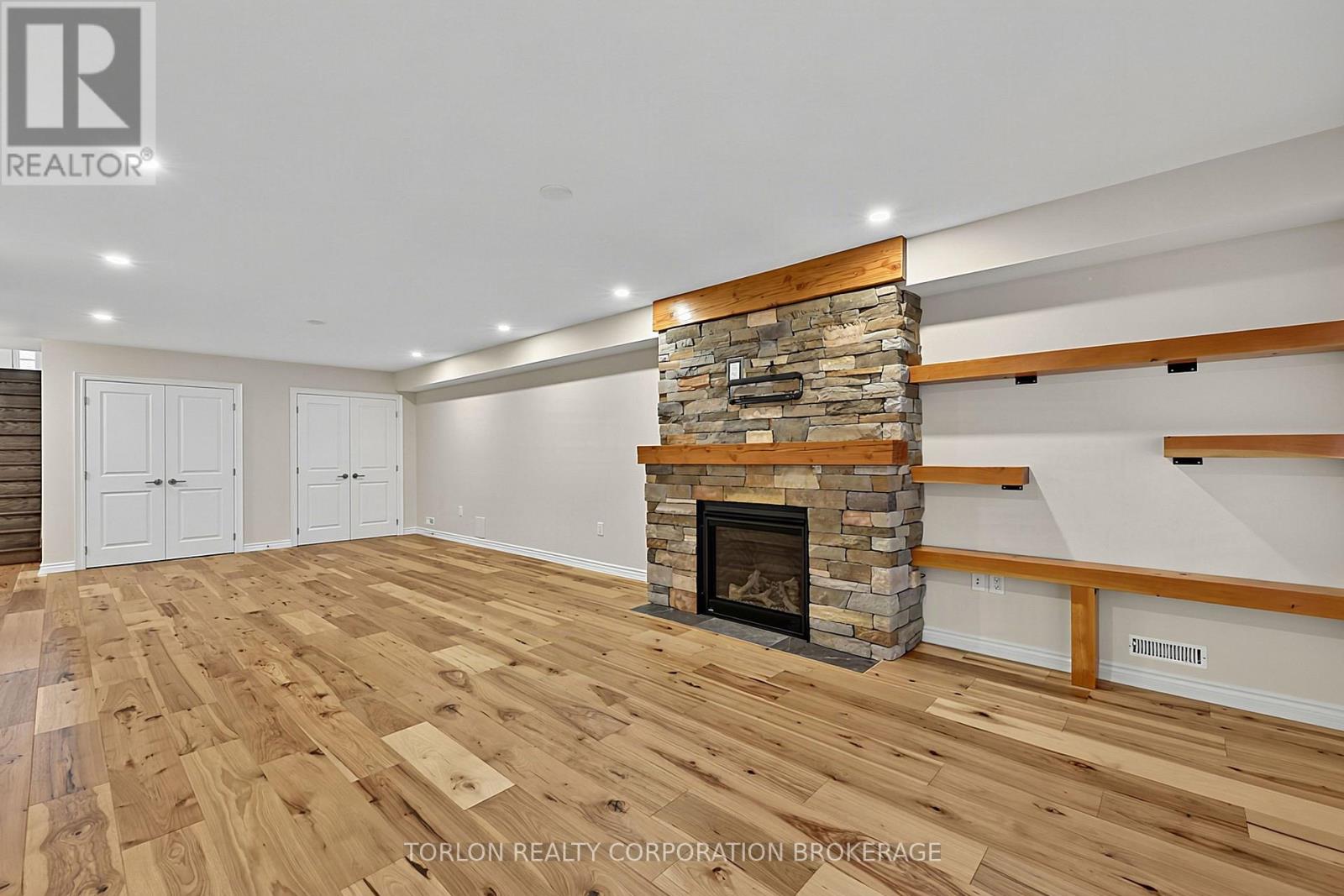#4 76 SUMMERHILL DRIVE - 34