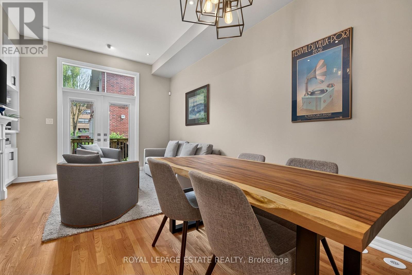Photo of 2112 DUNDAS STREET E