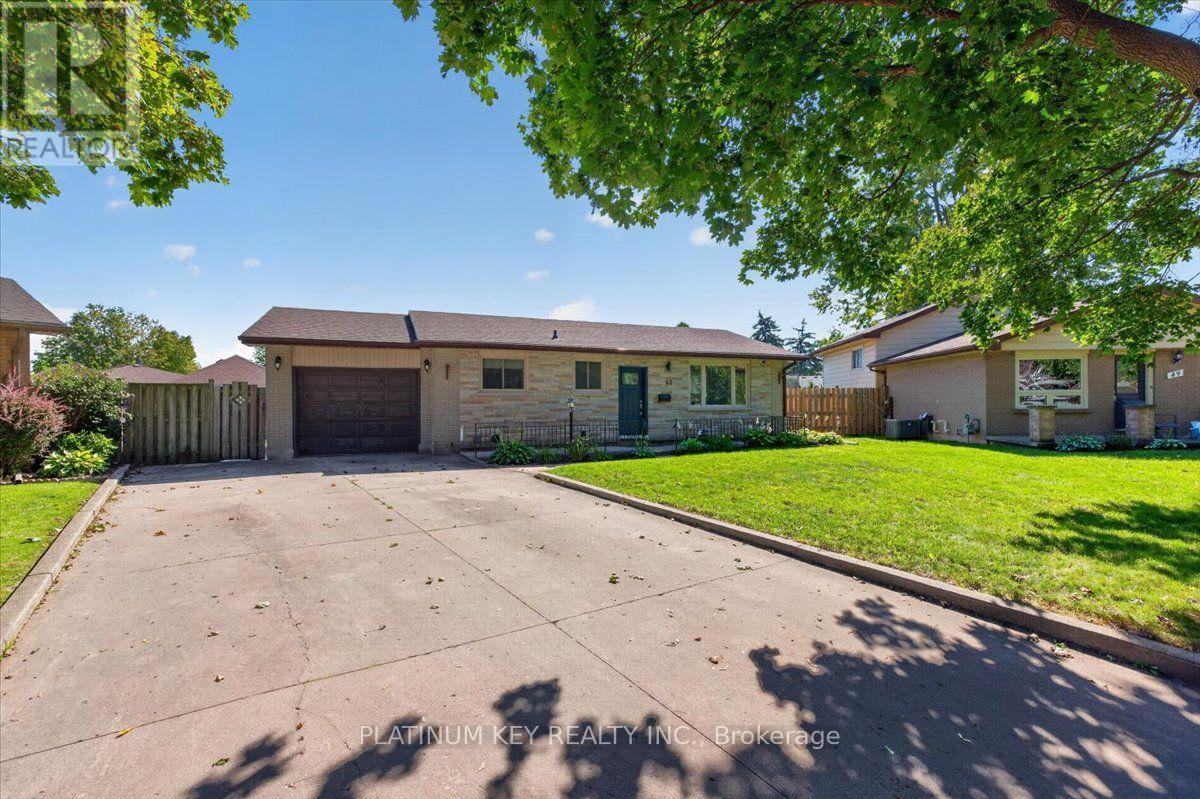 51 GARLAND CRESCENT - 1