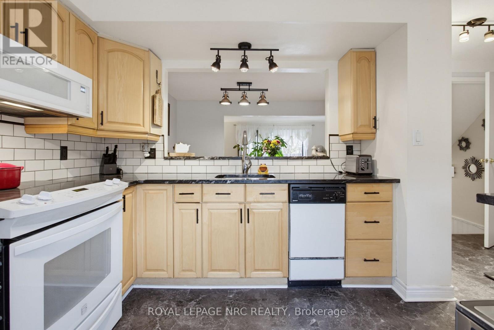 #8 50 LAKESHORE ROAD - 5