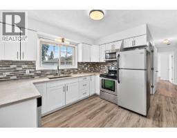 4pc Bathroom - 2016 46 Street Se, Calgary, AB T2B1K6 Photo 8
