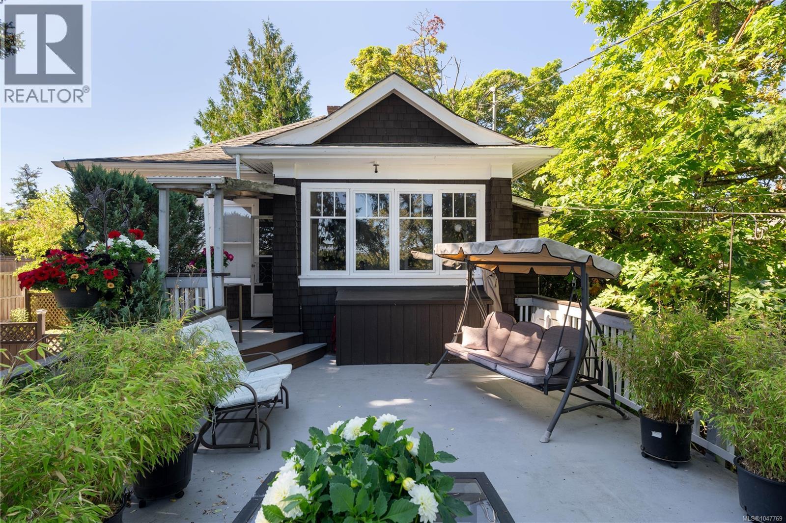  3870 Rowland Avenue, Saanich