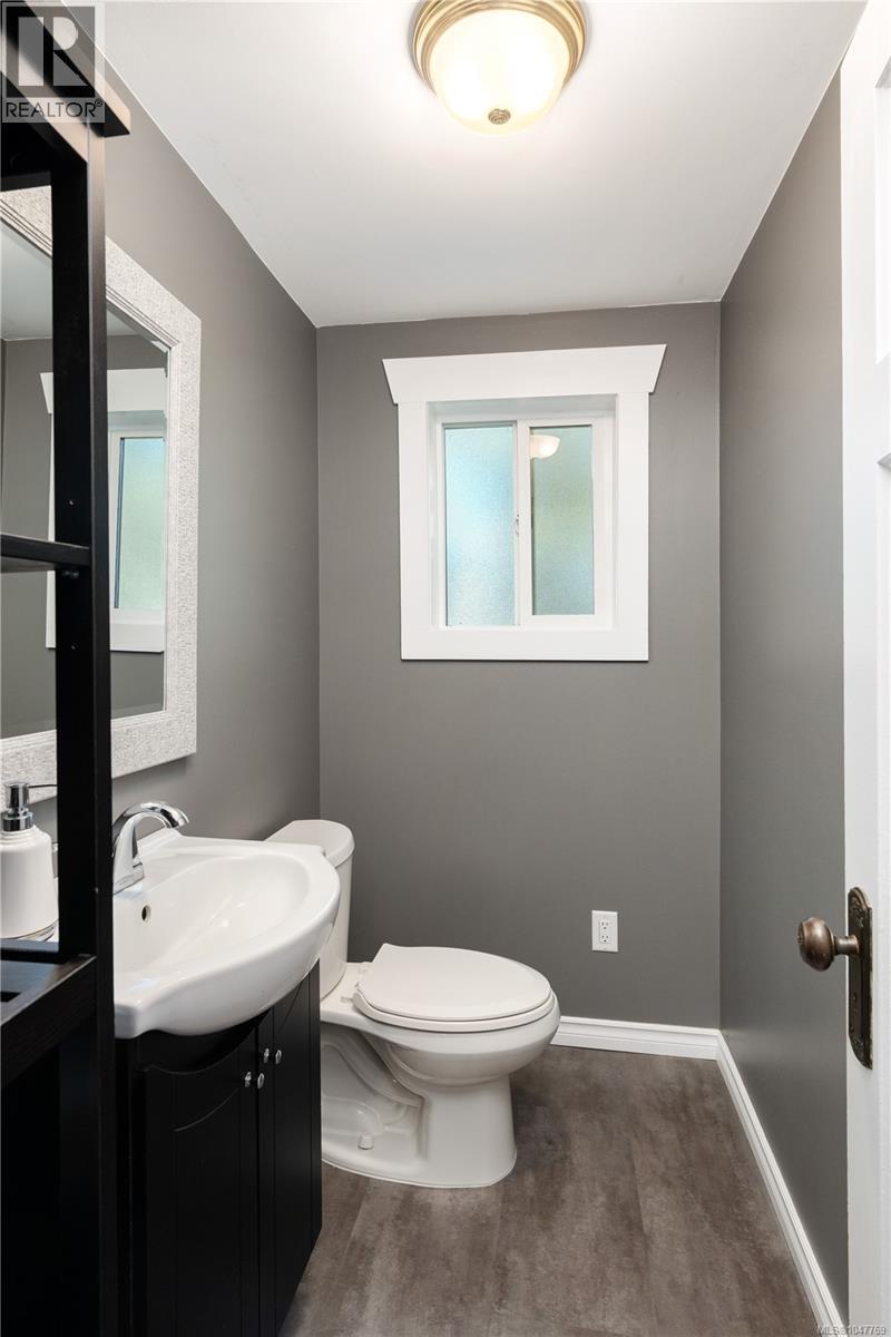  3870 Rowland Avenue, Saanich