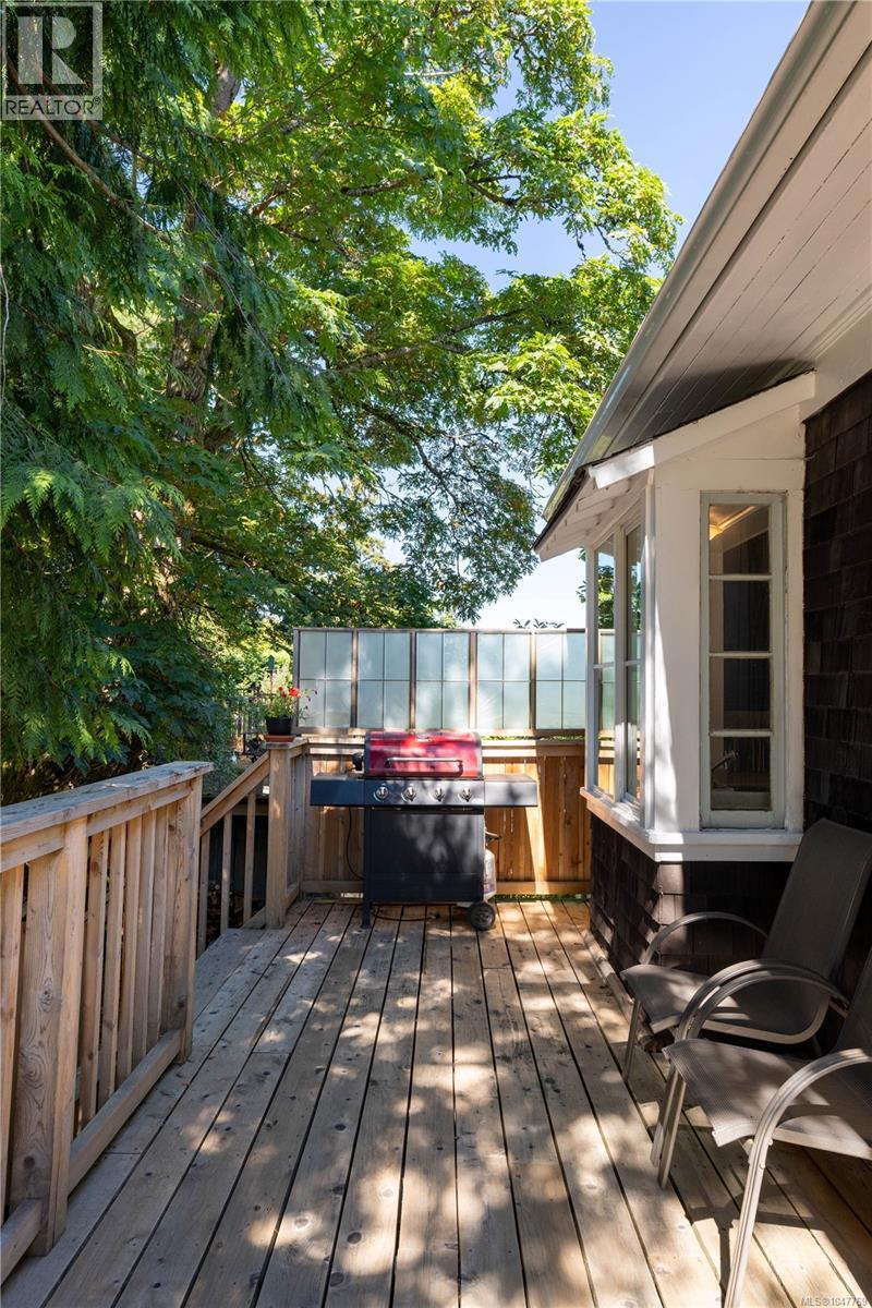  3870 Rowland Avenue, Saanich