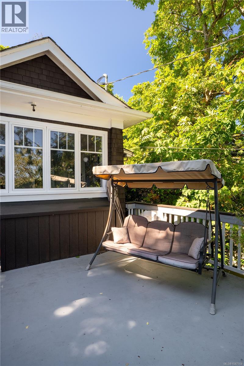  3870 Rowland Avenue, Saanich