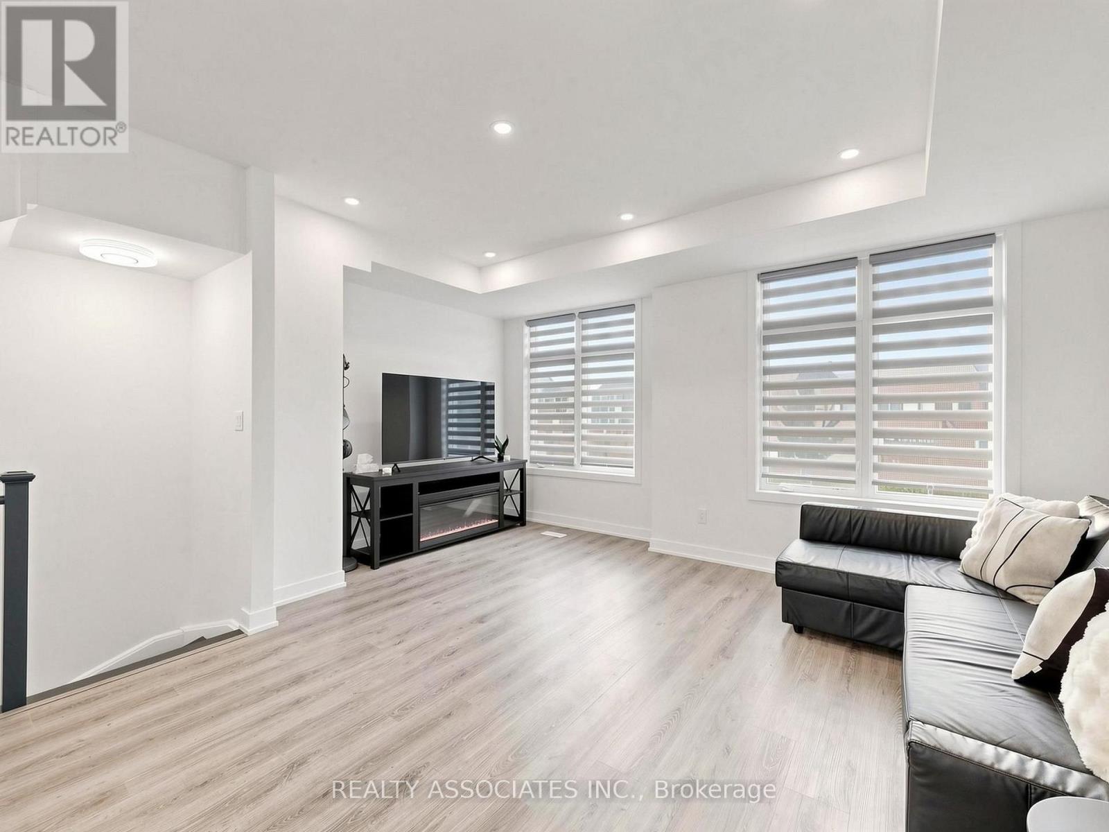 14 BAKER HILL BOULEVARD - Image 8