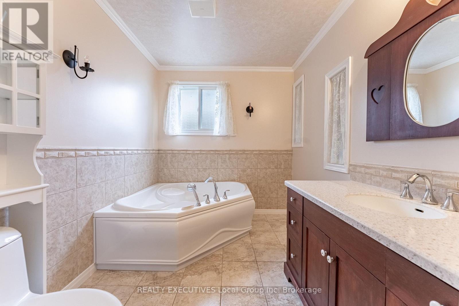 129 CAMPBELL AVENUE - Image 34