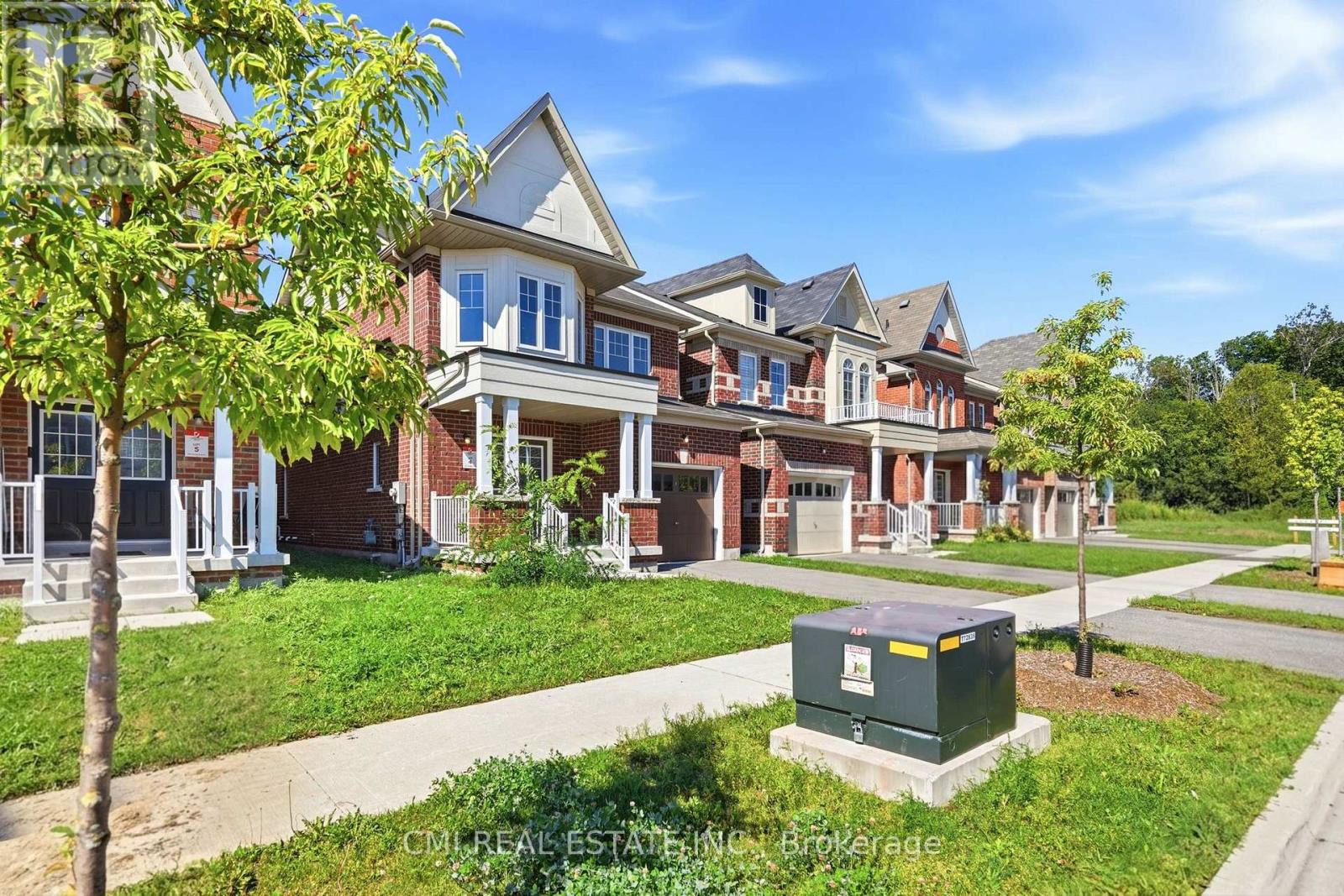 664 Fleetwood Drive, Oshawa, ON photo 2