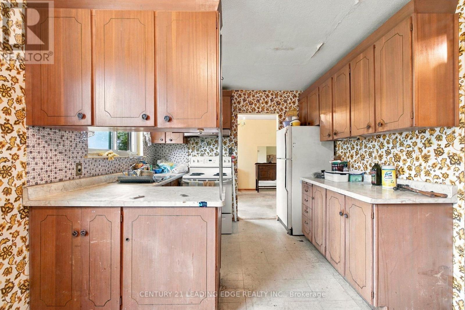 18 KENTISH CRESCENT - 8