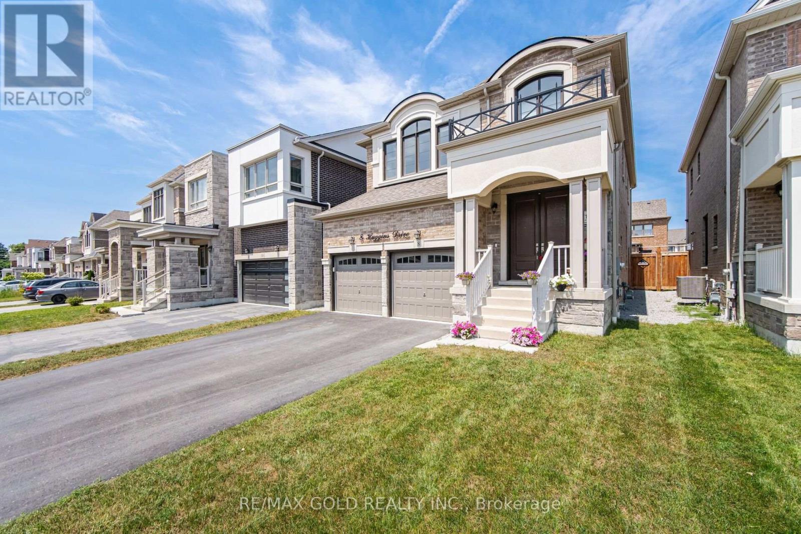 8 Huggins Drive, Whitby, ON photo 2