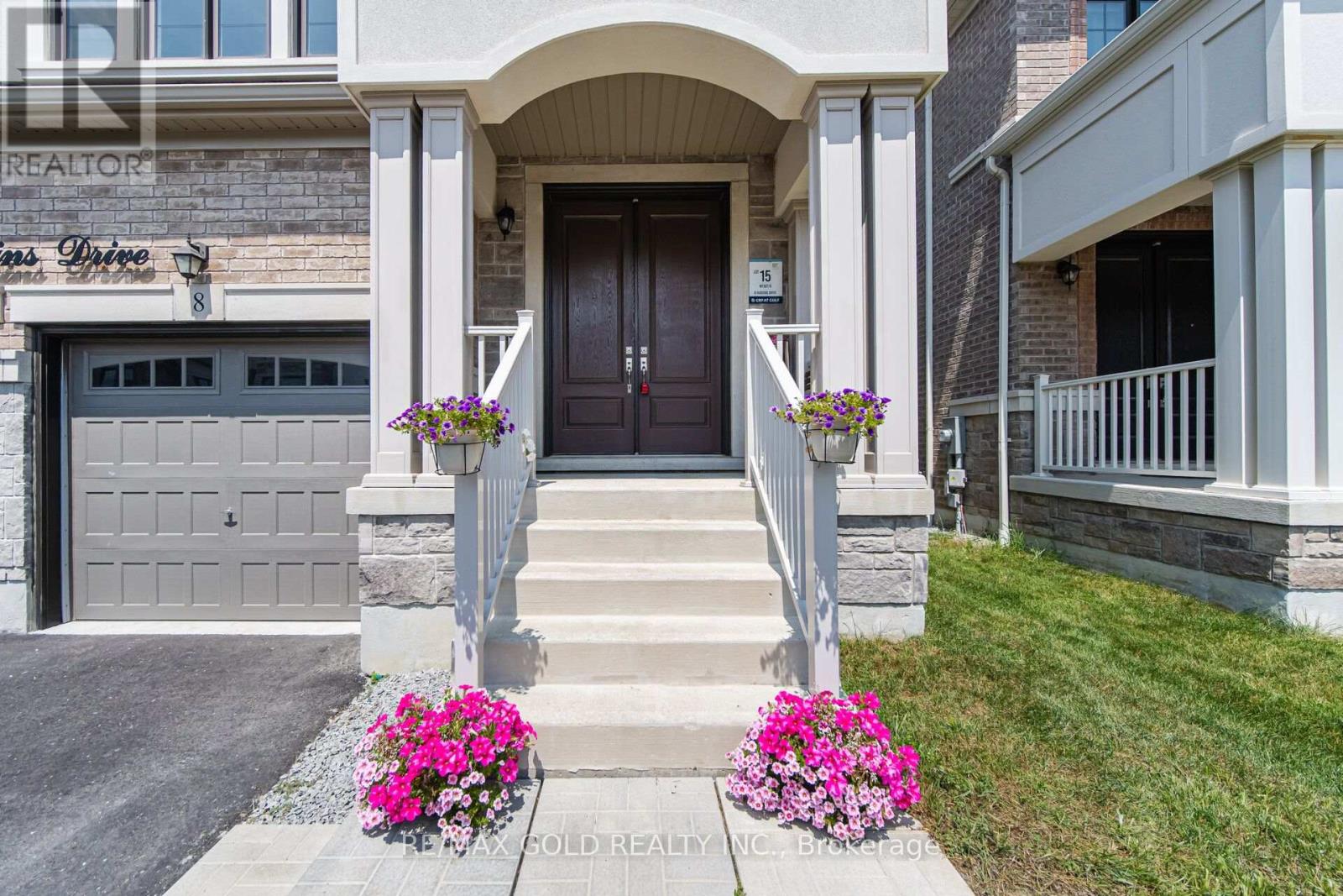8 Huggins Drive, Whitby, ON photo 3