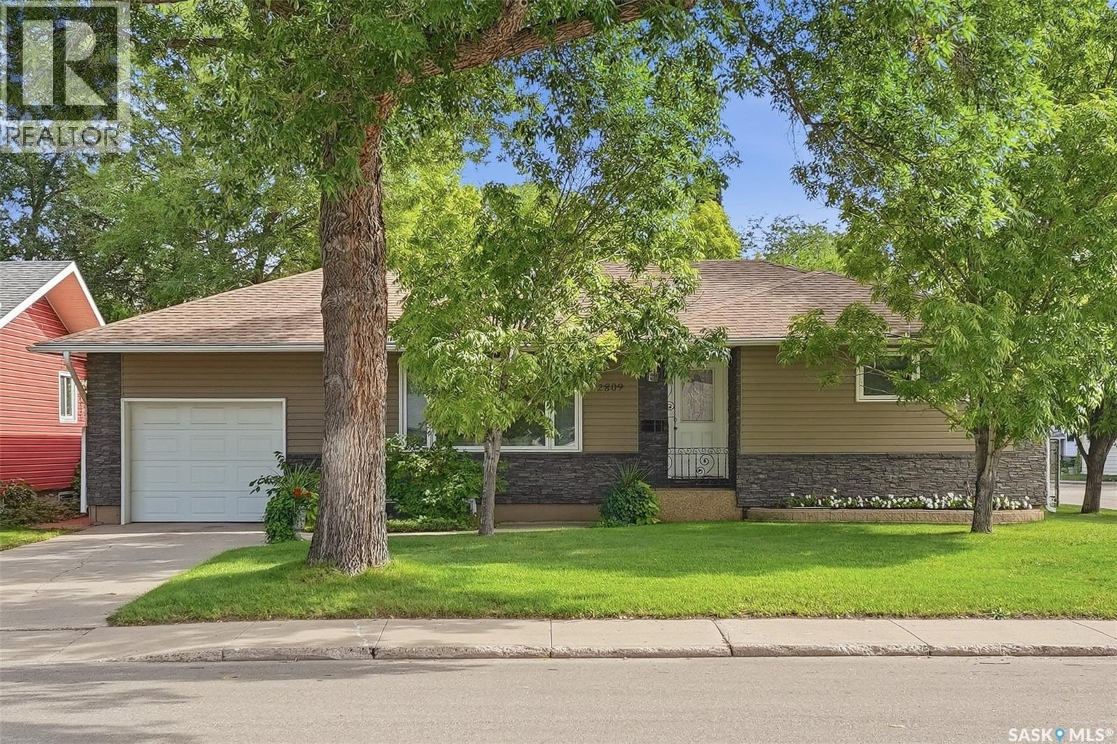 2809 Clarence AVENUE S - 1