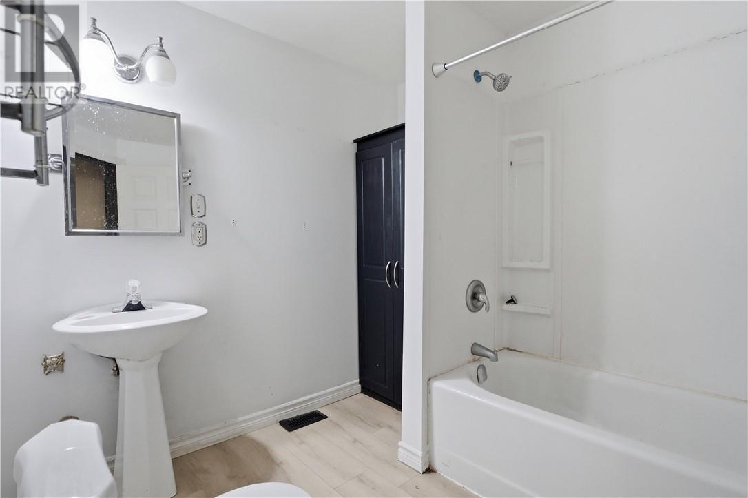 867 Lonsdale Avenue - 13
