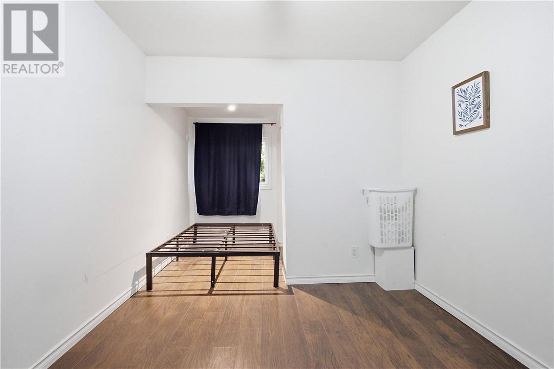 867 Lonsdale Avenue - Image 15