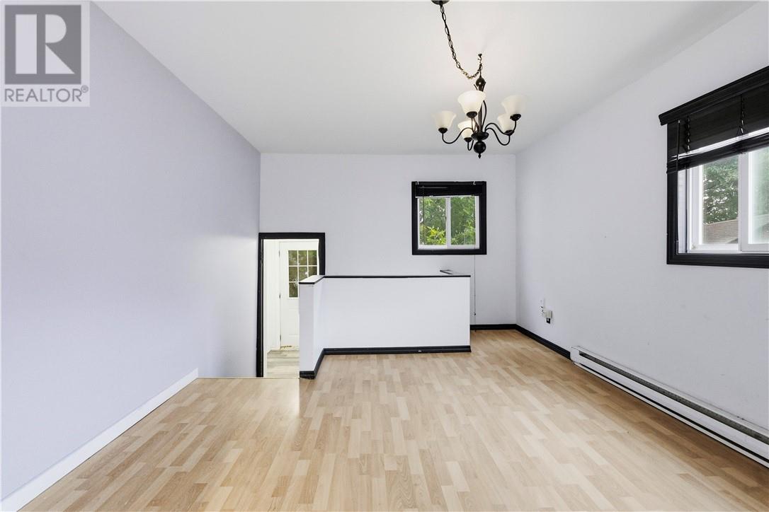 867 Lonsdale Avenue - Image 17