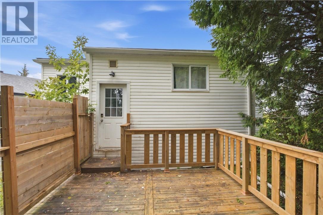 867 Lonsdale Avenue - 18