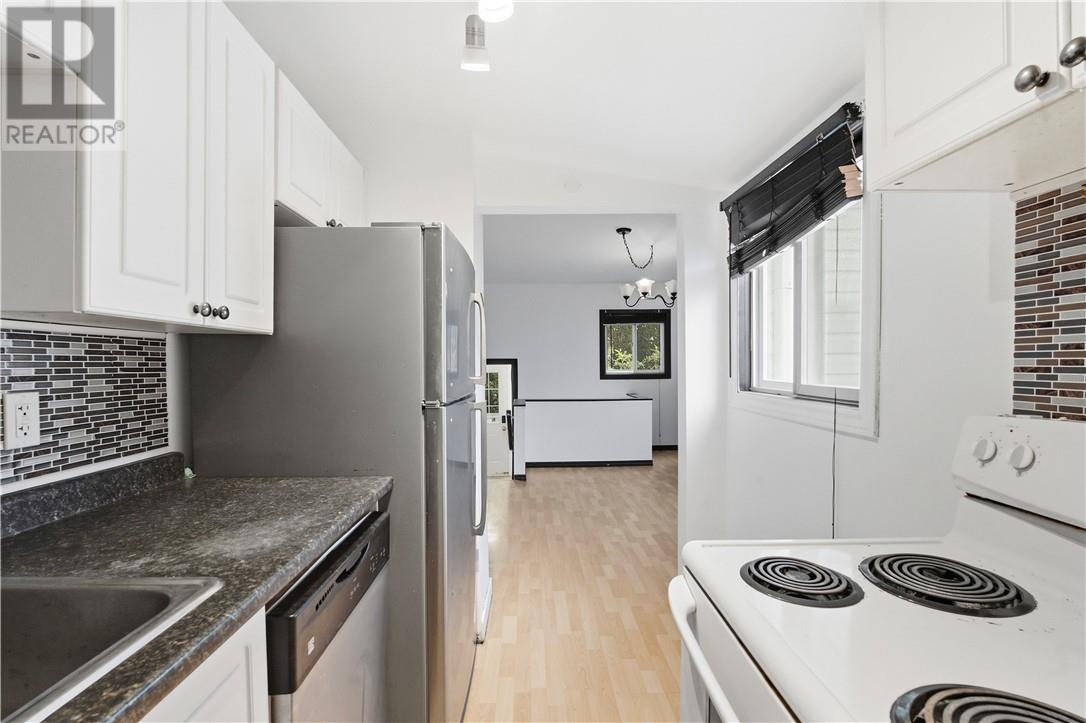 867 Lonsdale Avenue - Image 7