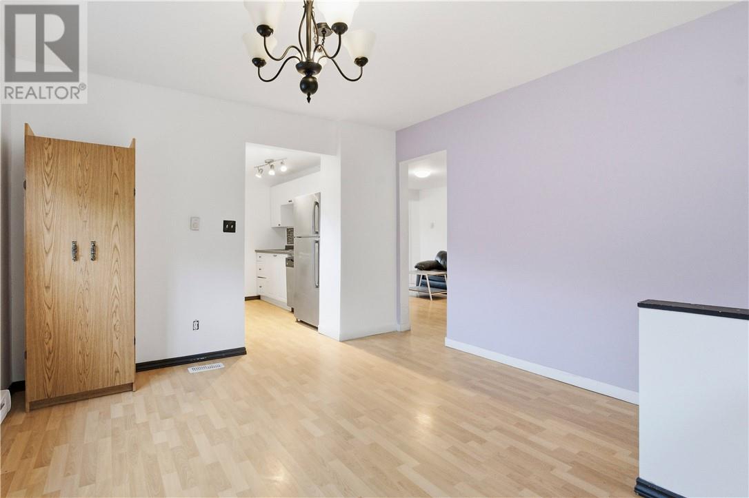 867 Lonsdale Avenue - Image 8