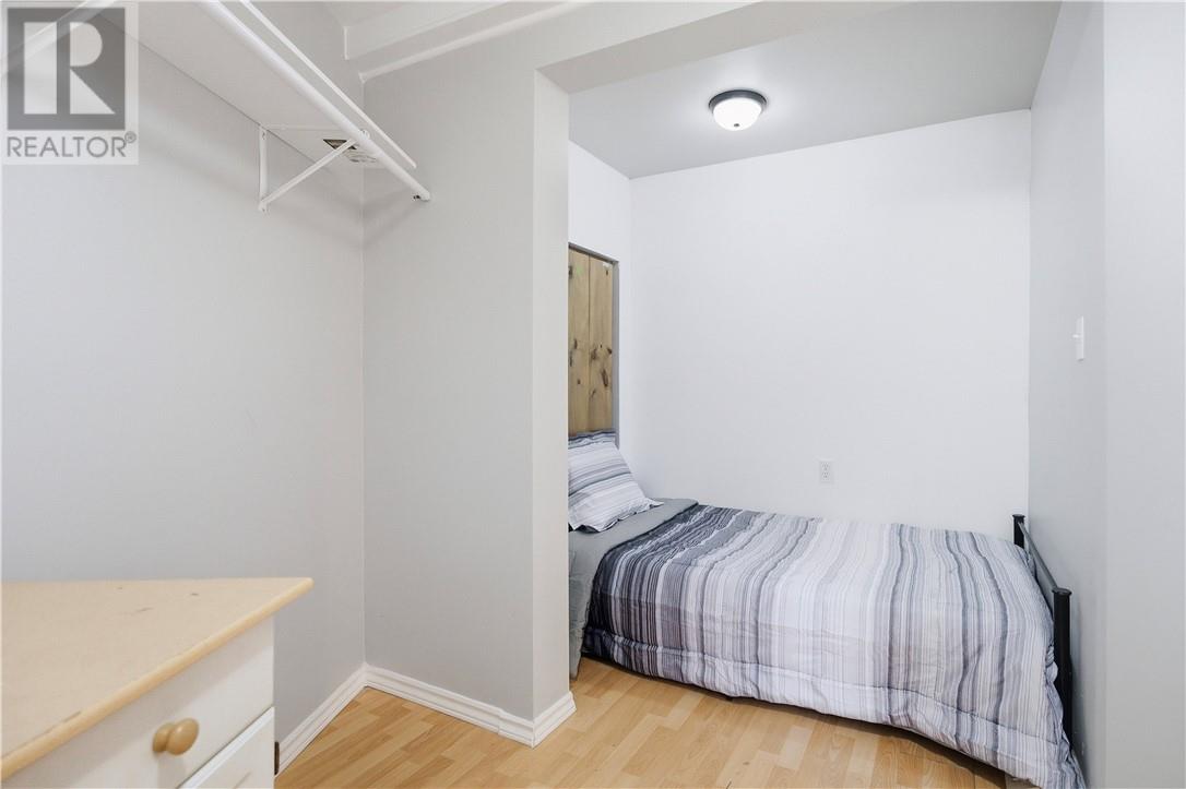 867 Lonsdale Avenue - Image 9