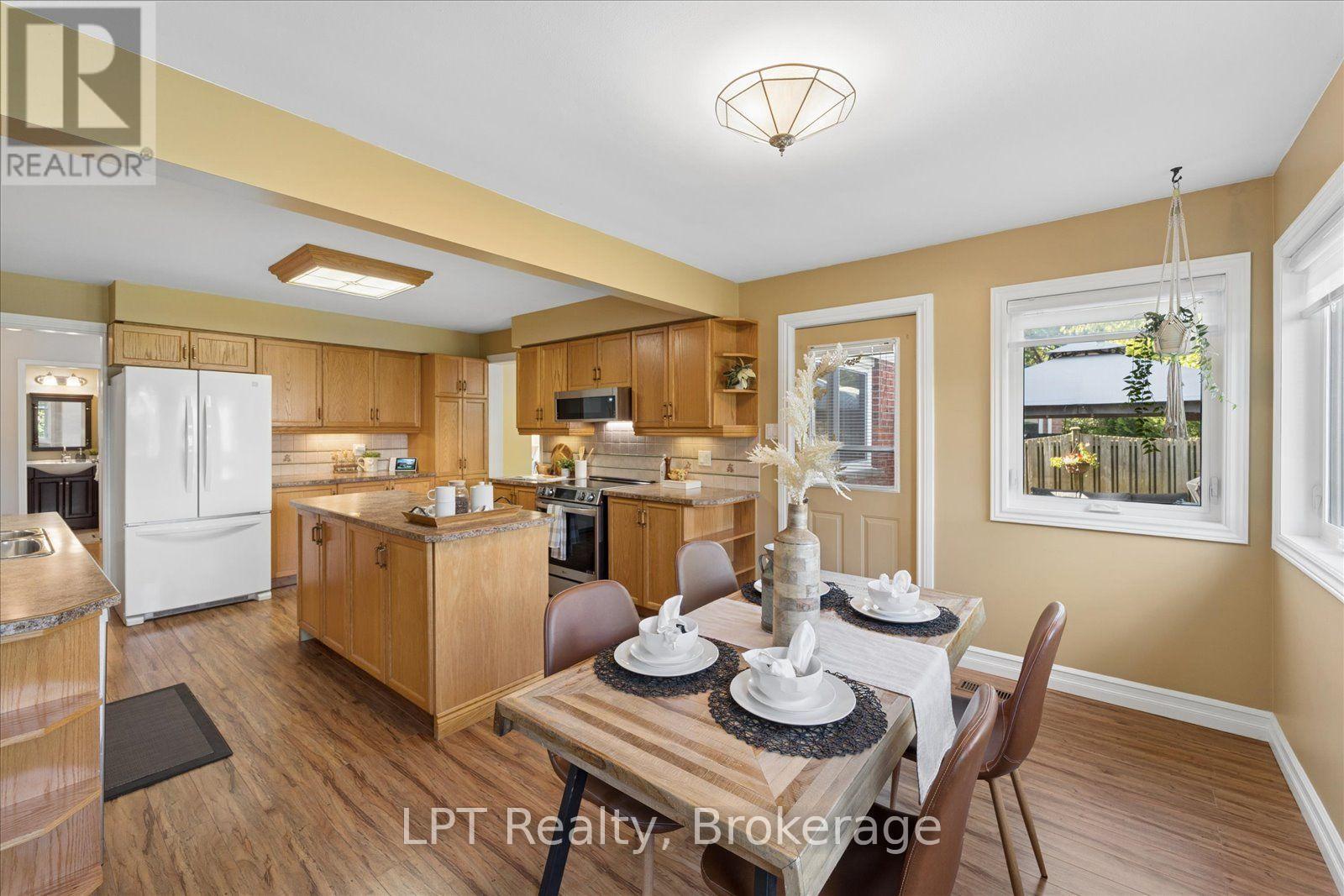 22 Ennisclare Place, Whitby, ON photo 11