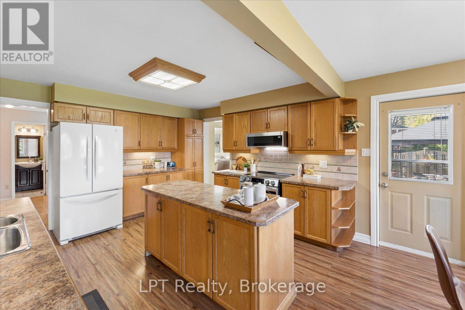 22 Ennisclare Place, Whitby, ON photo 13