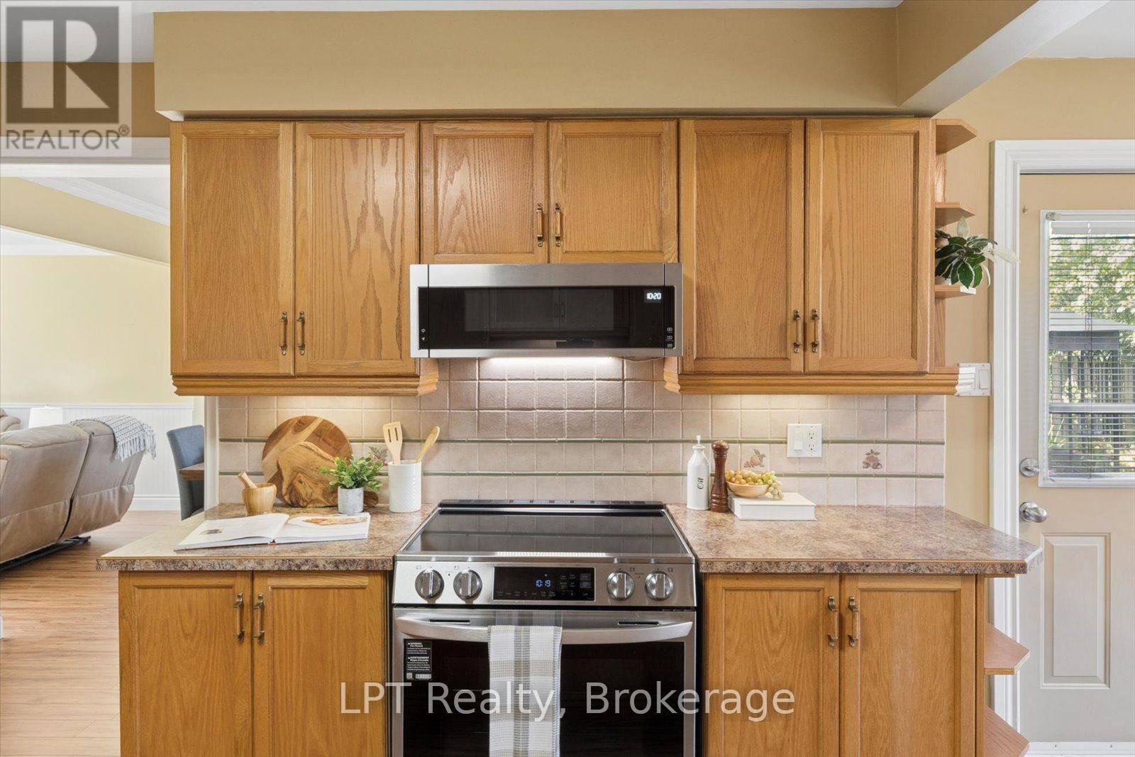 22 Ennisclare Place, Whitby, ON photo 14