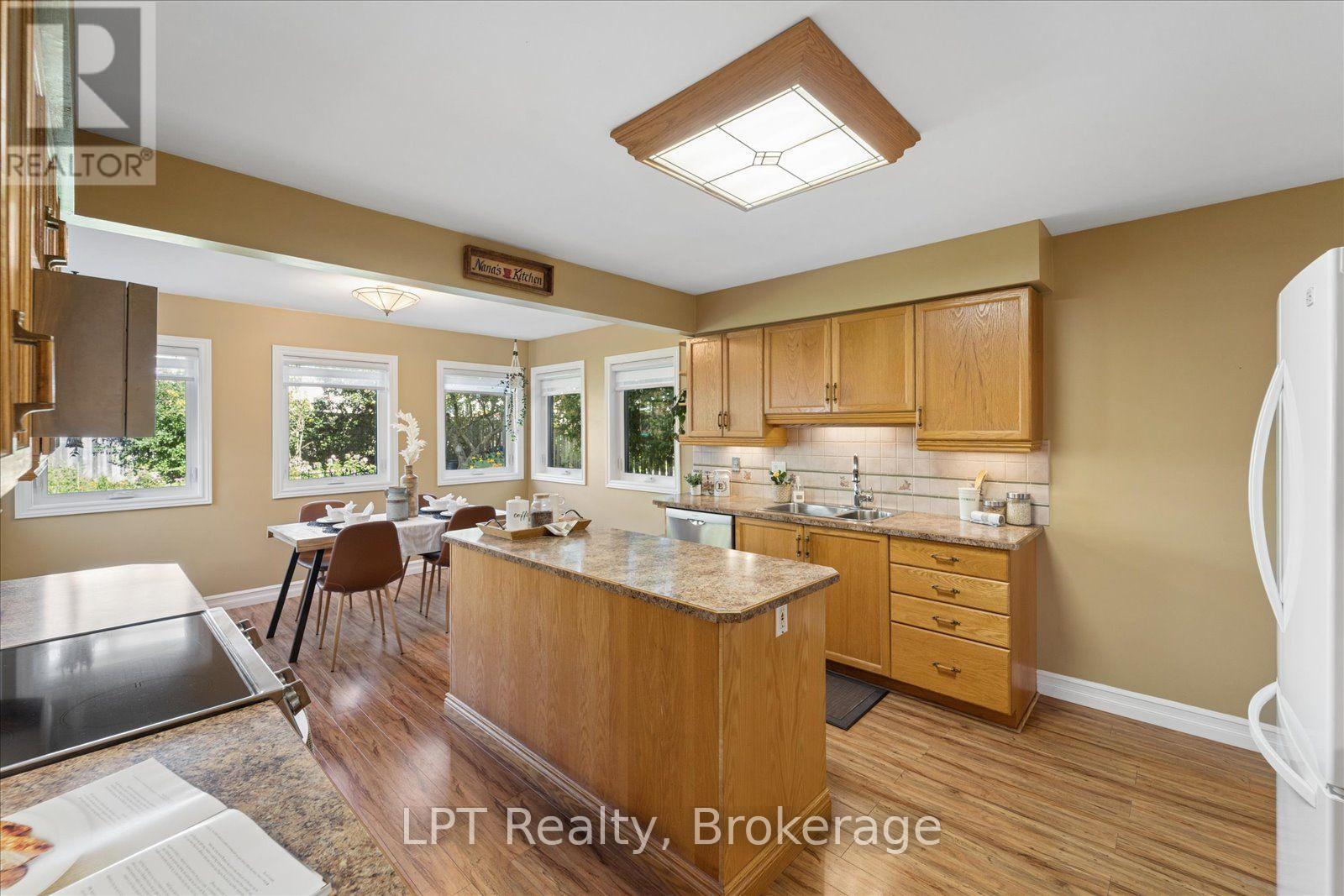 22 Ennisclare Place, Whitby, ON photo 16