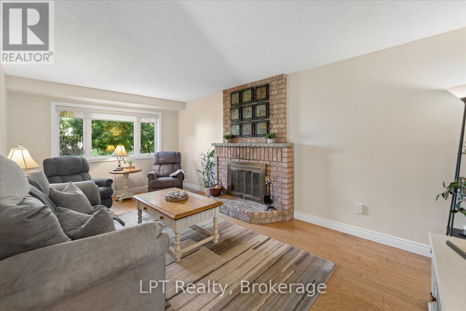 22 Ennisclare Place, Whitby, ON photo 18