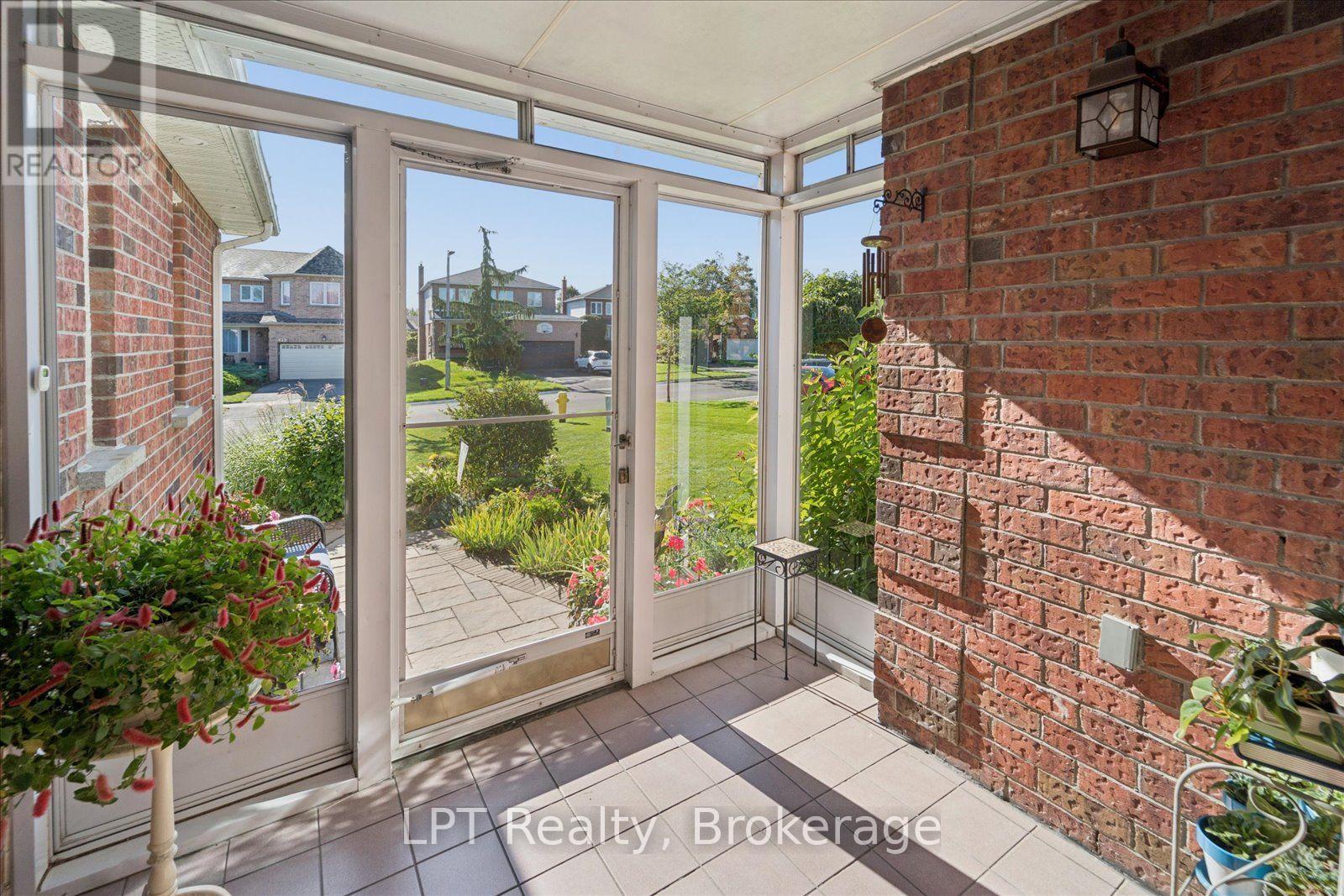 22 Ennisclare Place, Whitby, ON photo 3