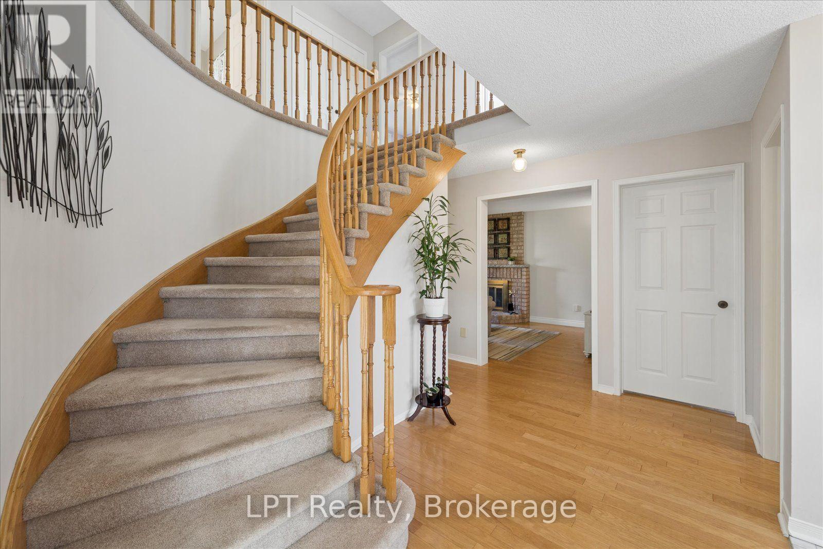 22 Ennisclare Place, Whitby, ON photo 5