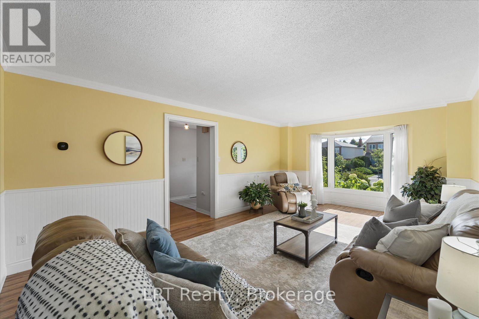 22 Ennisclare Place, Whitby, ON photo 8