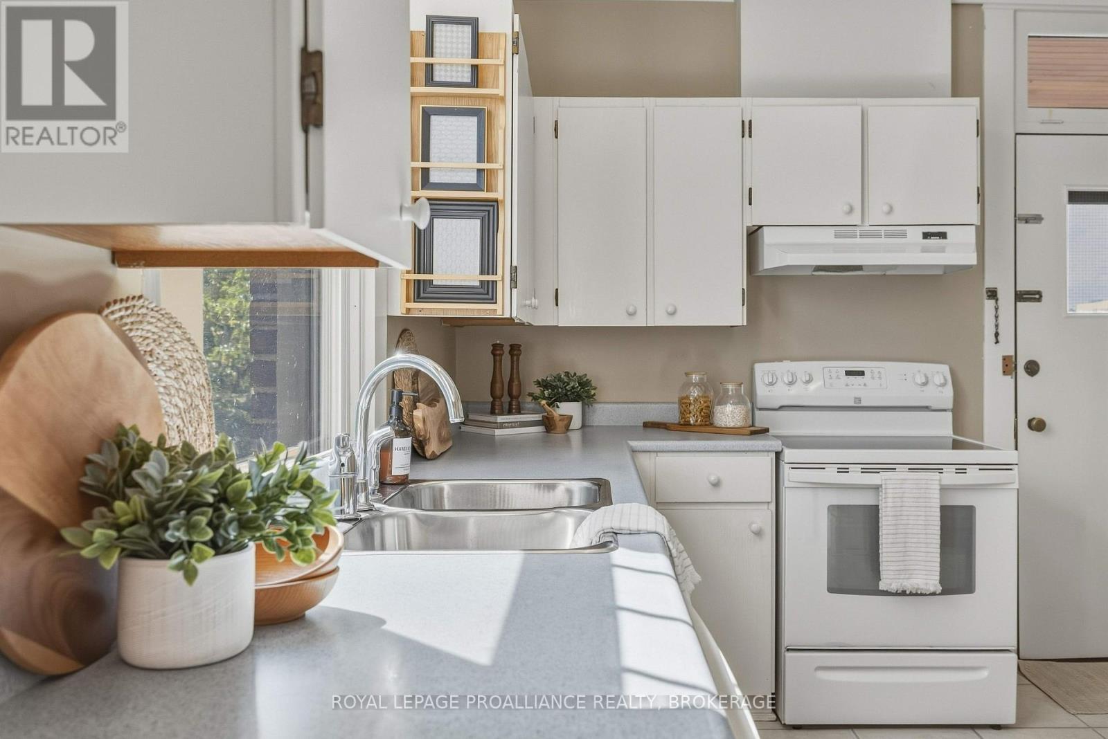 #5 244 BARRIE STREET - Image 24