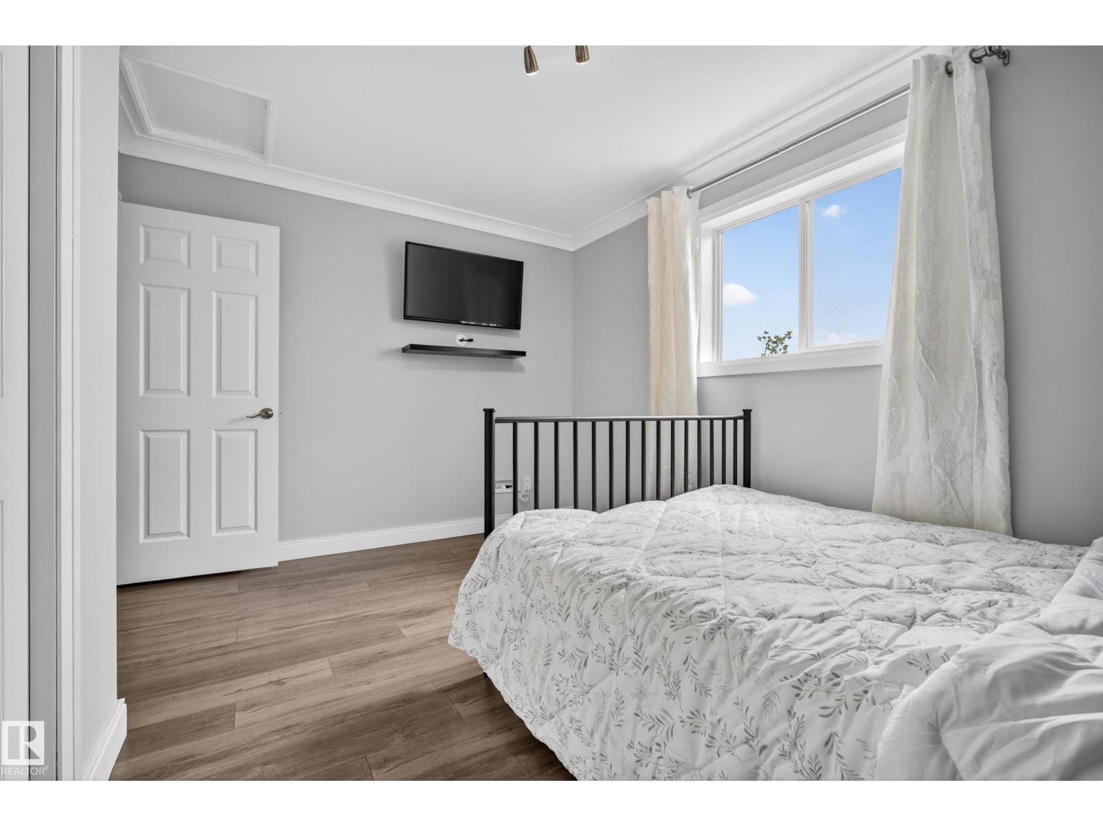 11827 8 AV NW - 30