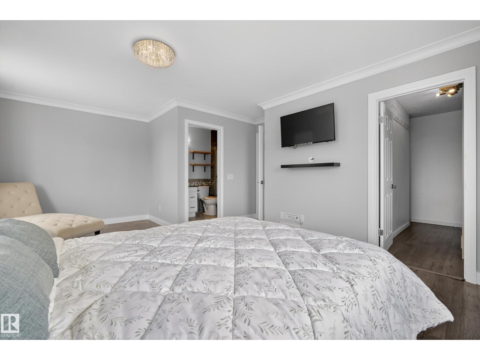 11827 8 AV NW - 22